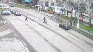 Sərxoş halda maşın sürən qadın skuter sürən məktəblini vurdu - VİDEO 