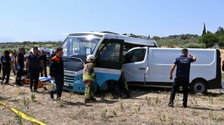 Türkiyədə mikroavtobus minik avtomobili ilə toqquşub, ölən və yaralananlar var 