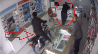 Motosikleti dayandıra bilməyən sürücü mağazaya girib alıcını vurdu  - VİDEO