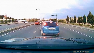 Prospektdə qəfil zolağını dəyişən sürücü qorxulu anlara səbəb oldu   - VİDEO