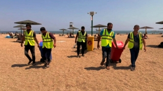 Службы чистоты на пляжах начали работать в усиленном режиме - ФОТО