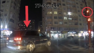 Svetoforun son saniyələrinə dözməyən sürücü 100 manatlıq qayda pozdu  - VİDEO