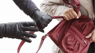 Qadının çantasını zorla əlindən almağa çalışan şəxslər tutuldular 