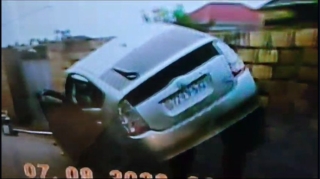 Masazırda idarəetməni itirən "Prius" sürücüsü hasara çırpıldı  - VİDEO