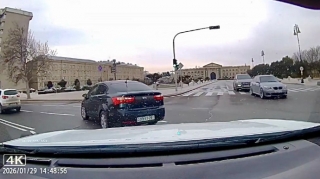 Zolağına sığmayan sürücü yolayrıcında qəza şəraiti yaratdı    - VİDEO