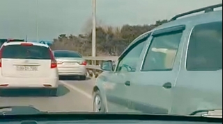 Yol çiyninə çıxan sürücülər avtomobilləri sıxışdırıb təhlükə yaratdılar   - VİDEO