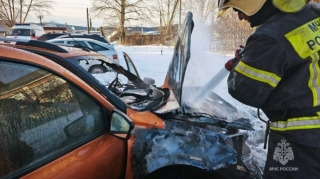 Huşsuz vəziyyətdə olan sürücü yanan avtomobildən belə xilas edildi – ANBAAN VİDEO 