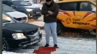 Yolun ortasında namaz qılan sürücü cərimələnib 