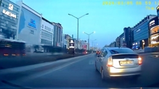 Sağ işığı yandırıb sola manevr edən “Prius” sürücüsü qəzadan son anda yayındı   - VİDEO