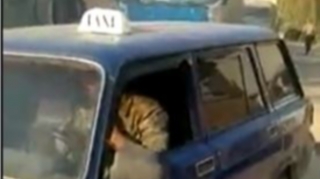 Наш солдат «водит такси»  в Шуше  - ВИДЕО
