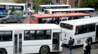 Qapısı tam bağlanmayan, şüşəsi qırıq avtobuslar - Onlar xəttə necə çıxarılır? 