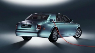 Rolls-Royce markasının ilk elektromobilinin adı açıqlanıb - FOTO