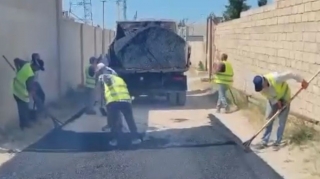 Sumqayıtda şəhidin adına olan küçədə torpağın üstündən asfalt çəkilib - VİDEO 