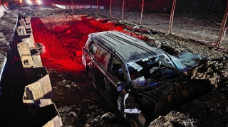 Gənc sürücü “Lexus”u dəmirə çırpıb aşırdı; 5 nəfər yaralandı - FOTO 