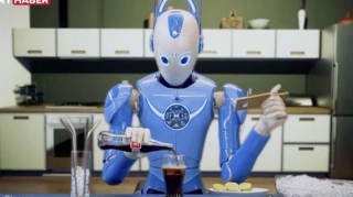 Bu robot yemək bişirməyi, yük daşımağı, hətta iynə vurmağı bacarır - VİDEO 