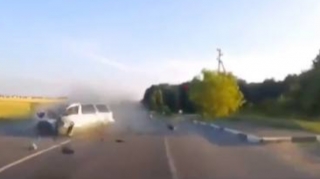 Əks istiqamətə çıxan sürücü 3 nəfərin ölümünə  səbəb oldu - VİDEO