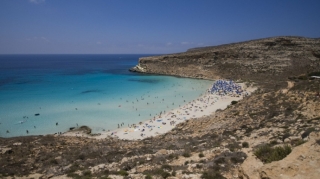 Aralıq dənizində miqrantları daşıyan qayıq aşıb, ölənlər var