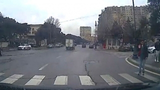 Keçiddə dayanan piyada sürücünü boş yerə saxlatdırdı   - VİDEO