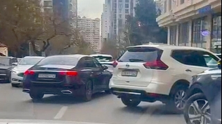 İkinci zolaqda maşın saxlayan sürücülər hərəkəti çətinləşdirdi     - VİDEO