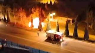 Sumqayıtda iki avtomobil toqquşdu, biri yandı - VİDEO