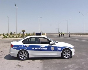 Yol polisi sürücüyə: "Yorğunsansa, üzünə su vur" - VİDEO