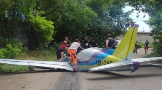 Təyyarə avtomobil yoluna düşdü;  ölən və xəsarət alan var - FOTO 