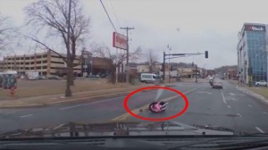 İki yaşlı qız avtomobildən düşdü: anasının xəbəri belə olmadı - VİDEO