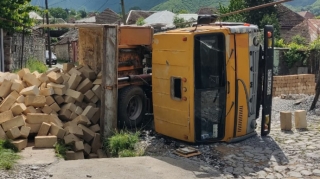 Şəkidə yük boşaldarkən “KamAZ” aşdı, sürücü xəsarət aldı   - FOTO