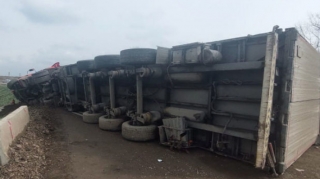 На дороге Баку - Газах опрокинулась фура