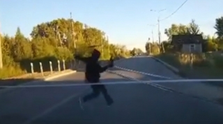 Özünü avtomobilin altına atan 11 yaşlı oğlan ayağını sındırdı - VİDEO 