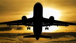 Sərxoş kişi stüardessanı döyüb, pilotlara hücüm etdi