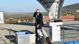 Prezident Füzulinin Qarğabazar kəndinin təməlini qoyub  - FOTO