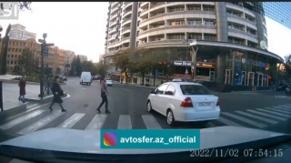 Taksi sürücüsü qırmızıda keçib piyadalara təhlükə yaratdı  - VİDEO