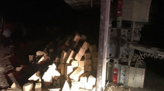 Ağdaşda “Kamaz” yol kənarında dayanan digər "Kamaz"ı vurub aşırdı - FOTO