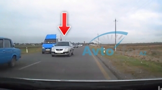 Sürücü 60-lıq yolda sürət artırıb maşınları ötdü, təhlükə yaratdı – 77-BM-560 - ANBAAN VİDEO 