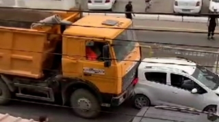 Tormozu işləməyən "Kamaz" maşınları qabağına qatıb sürüdü - VİDEO 