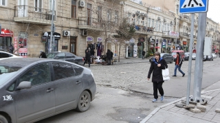 Bakının mərkəzində BİABIRÇILIQ  - Dağılan daş döşəmələrin yerinə yamaq asfalt VURULUB – VİDEO  