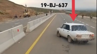 Sürətli yolda betonların arasından keçən sürücü dəhşətli qəzadan döndü - VİDEO