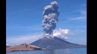 Мощное извержение вулкана в Индонезии попало на - ВИДЕО