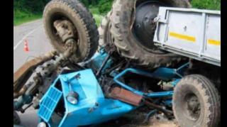 Beyləqanda traktor ağaca çırpıldı: Ölən var 