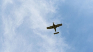 Təyyarəni qaçırıb onu mağazaya çırpmaqla hədələdi   - VİDEO