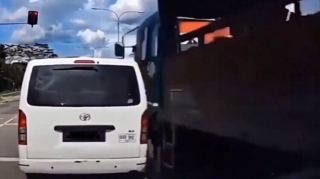 İki avtomobilin arasına özünü sıxışdıran “Kamaz”   - VİDEO