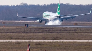 Təyyarə uçuş-enmə zolağından çıxaraq gölə düşdü 