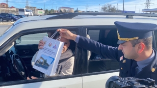 Postlarda saxlanılan sürücülərə yol polisi hədiyyə verdi  - FOTO - VİDEO