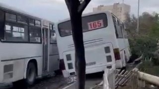 Qaydalara məhəl qoymayan avtobus sürücüsü qəza törətdi  - VİDEO