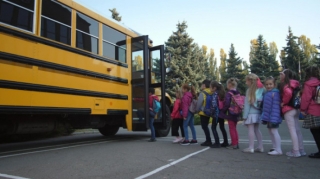 Məktəb avtobusunda Putinin çıxışını dinləyən sürücü işdən qovuldu 