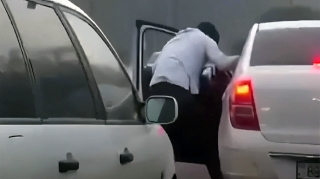 Bakıda yol üstündə dava - Bıçaqla vurub öldürdü - VİDEO 