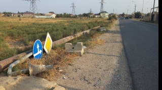 Qəza zamanı aşan yol nişanı sürücülər üçün təhlükə yaradır - VİDEO