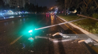 Bakıda yüksək sürətlə hərəkət edən "Hyundai" işıqforu aşırdı, sürücüsü qaçdı    - FOTO