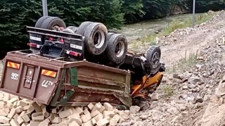 Kəlbəcərdə qəza: Daşla dolu “KamAZ” dərəyə aşdı    - VİDEO